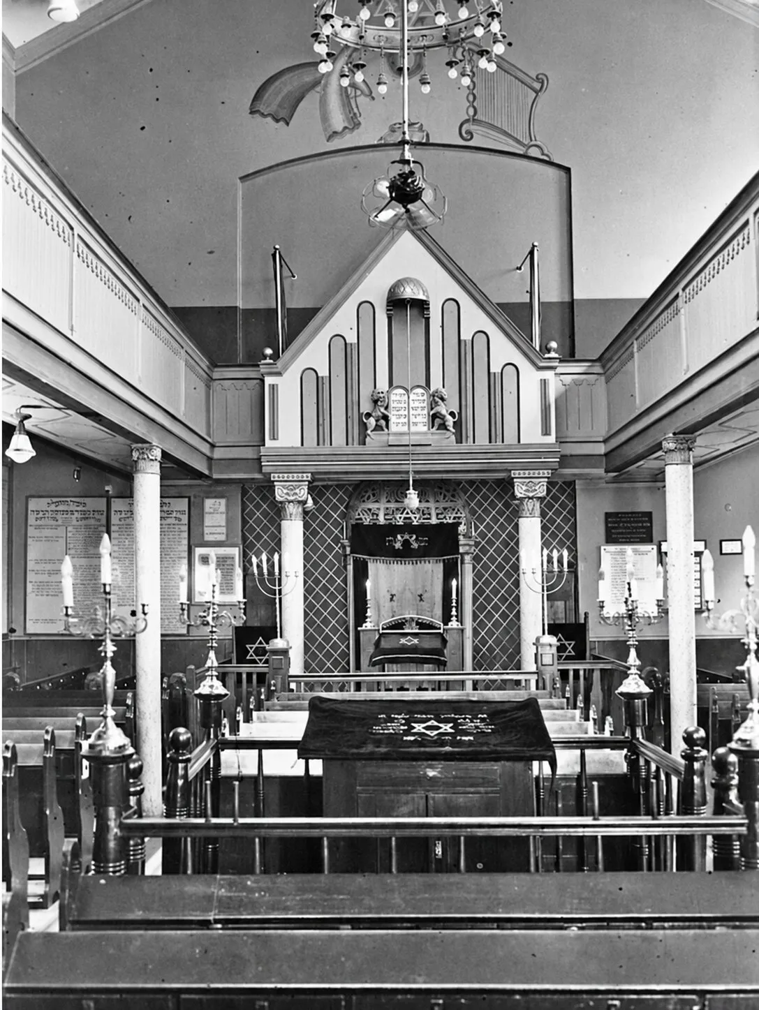 Historical photograph of the interior, 1935. Source for the colour scheme.