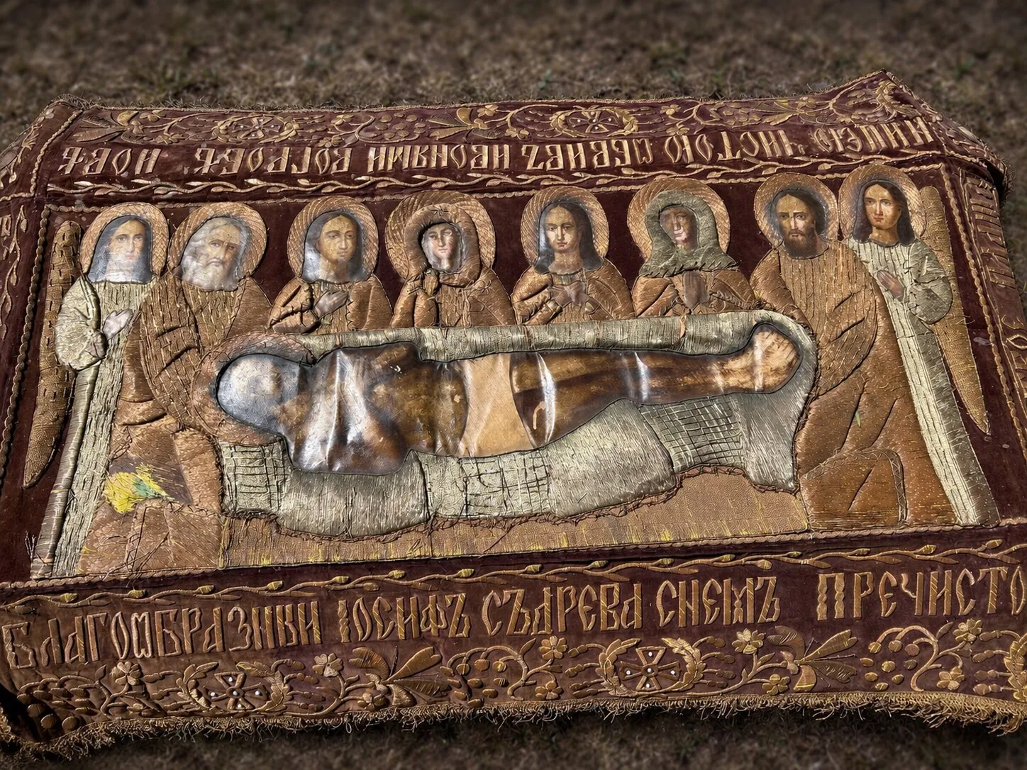Vor der Restaurierung. Gesamtansicht des Epitaphios.