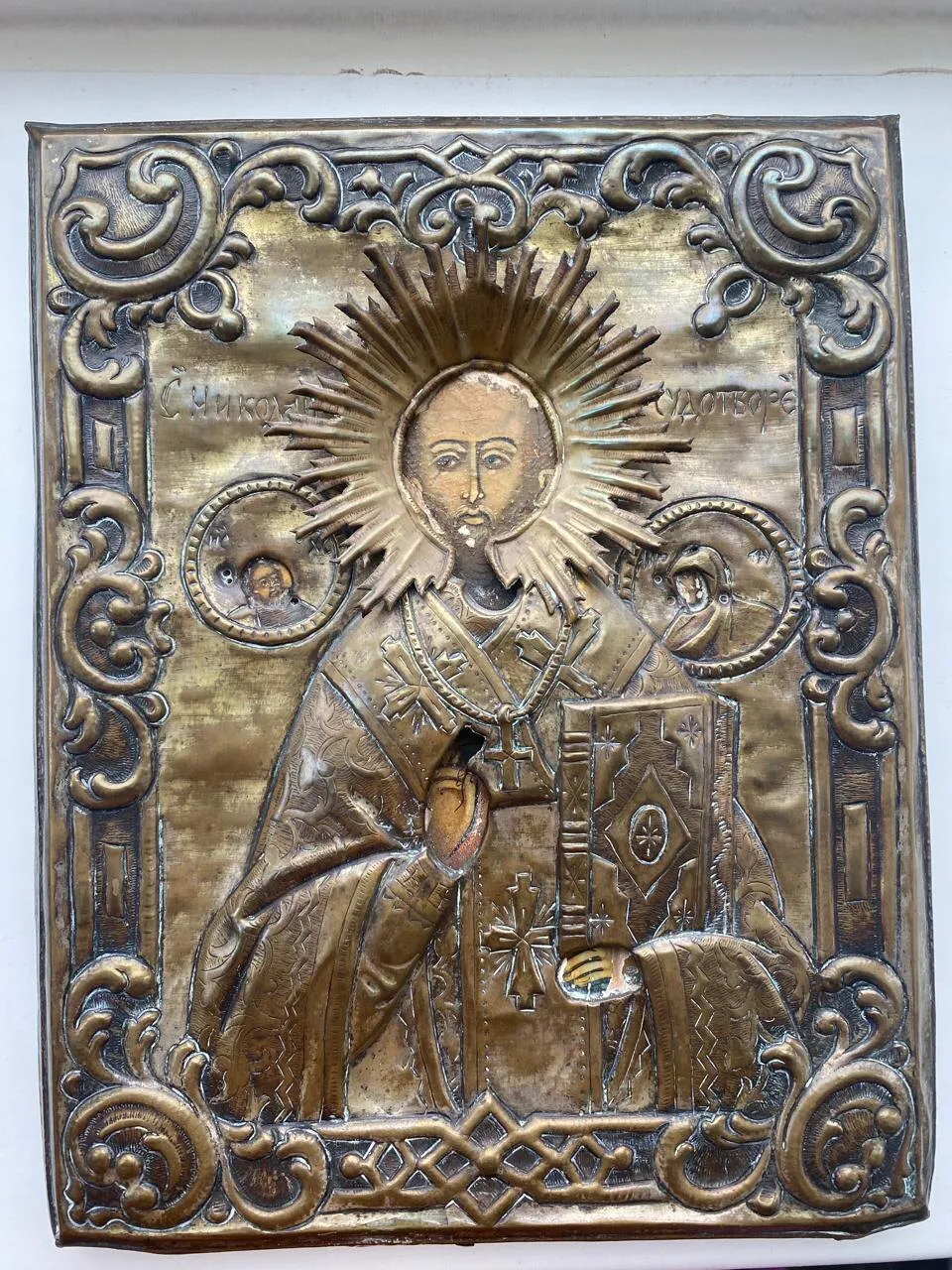 Before restoration. General view in the metal riza.