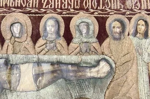 Vor der Restaurierung. Detail von Malerei und Metallstickerei.