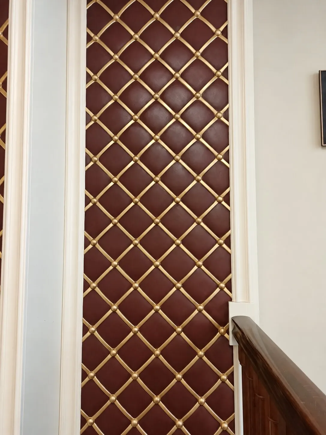 Detail of the finish: gilded lattice on a coloured ground.