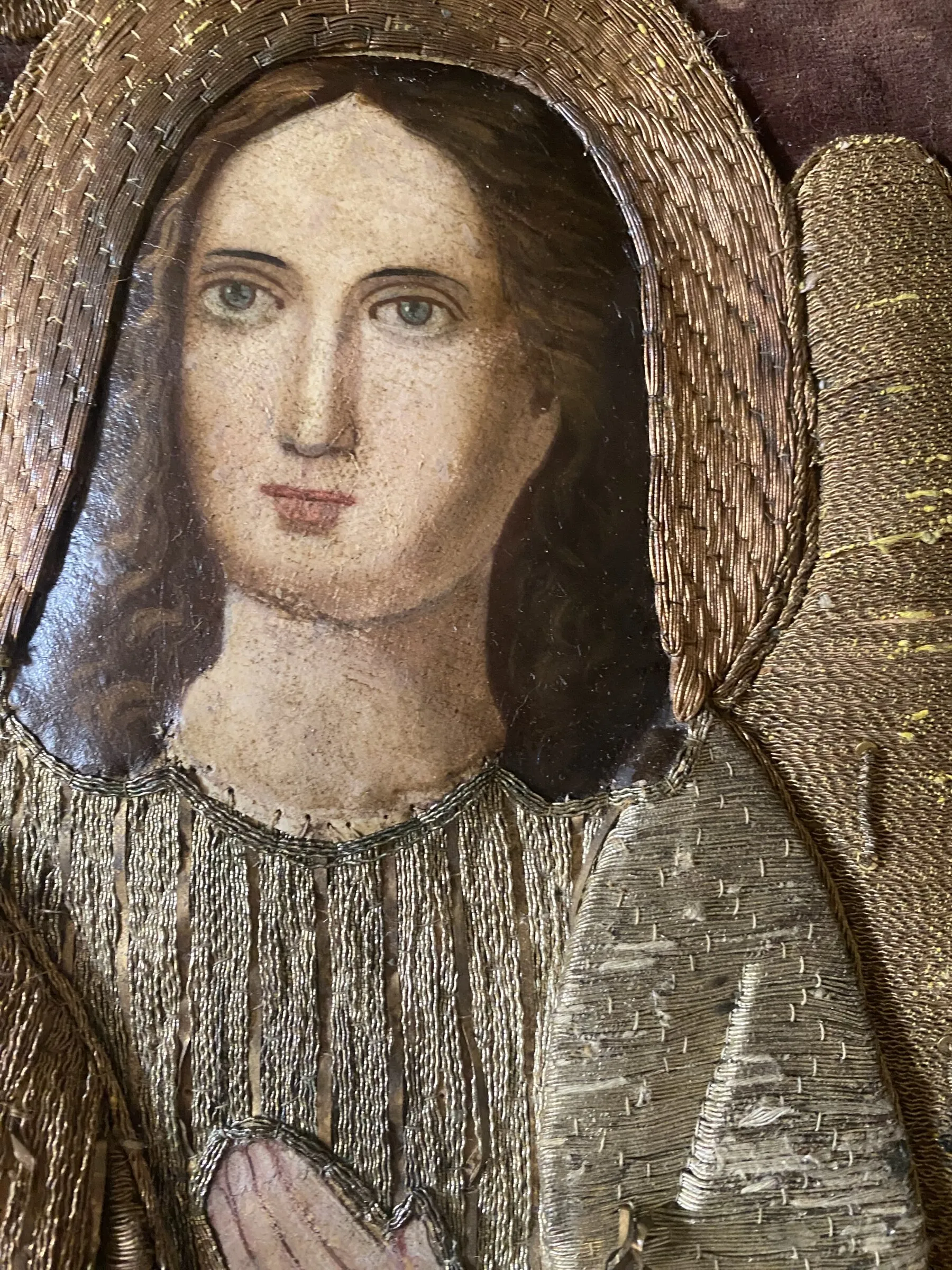 Detail eines Gesichts mit textiler Rahmung.