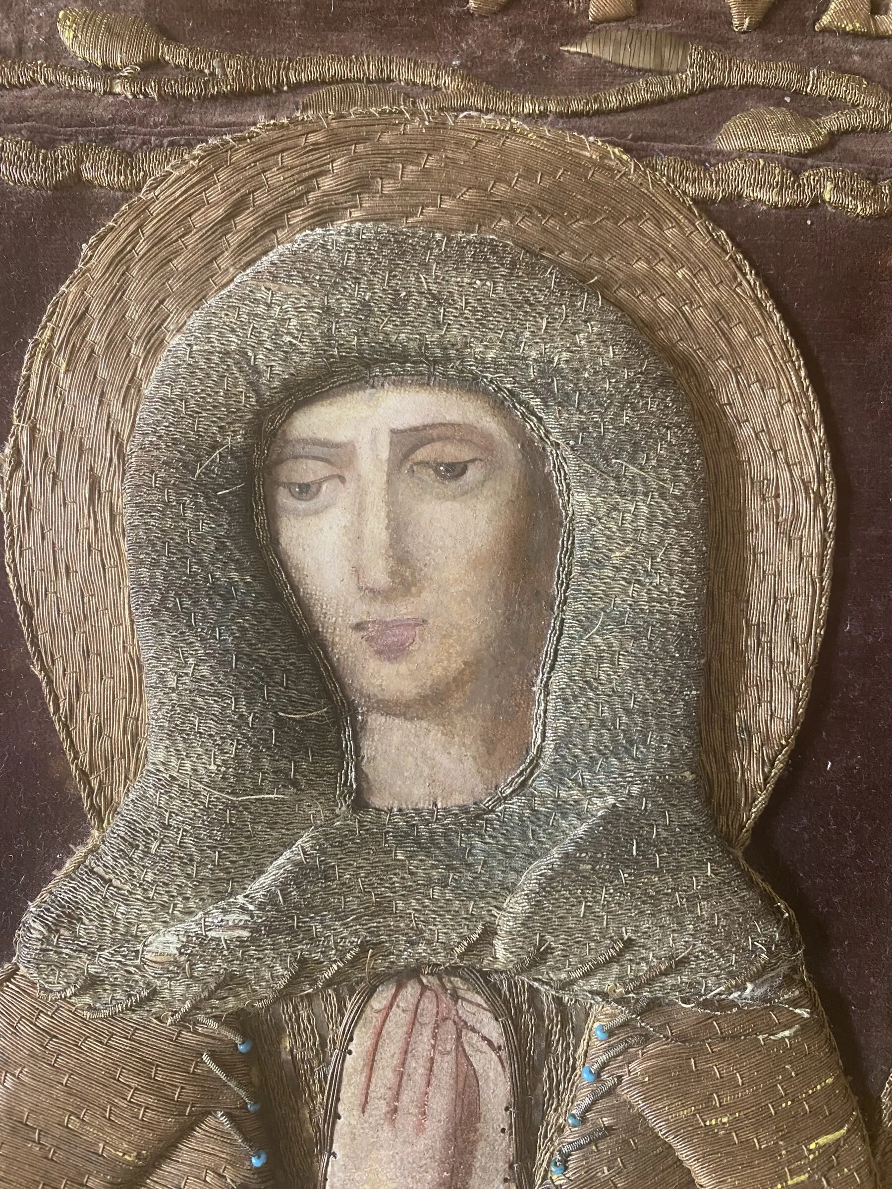 Antlitz der Gottesmutter. Ausschnitt eines gemalten Einsatzes.
