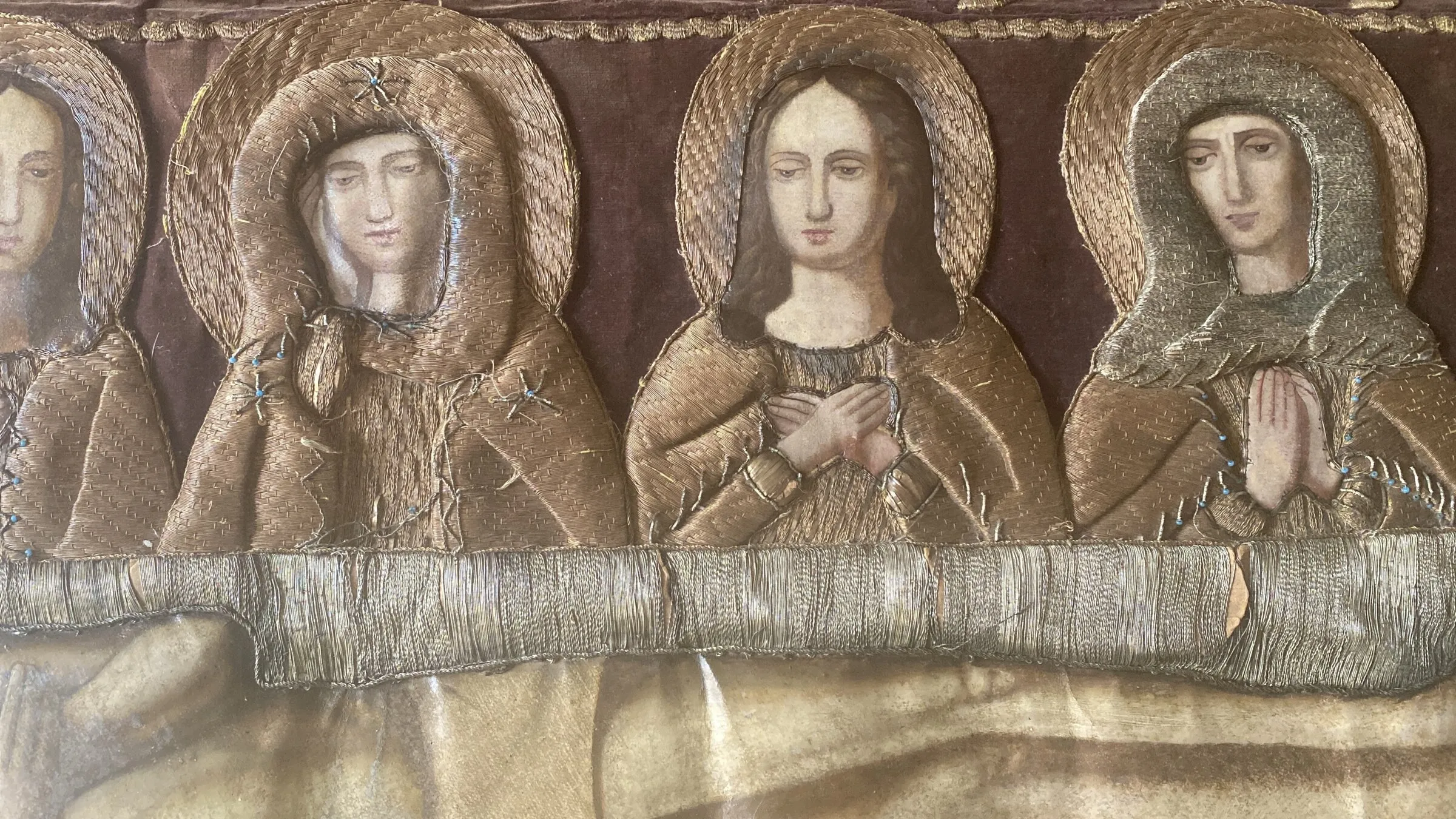 Ausschnitt des Epitaphios: gemalte Einsätze und Metallstickerei.
